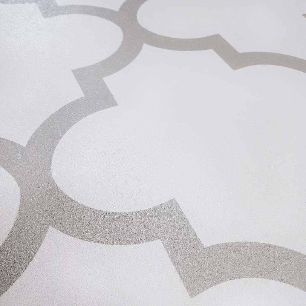 Moroccan Quatrefoil Tile white and grey wallpaper - Dekoori image 4