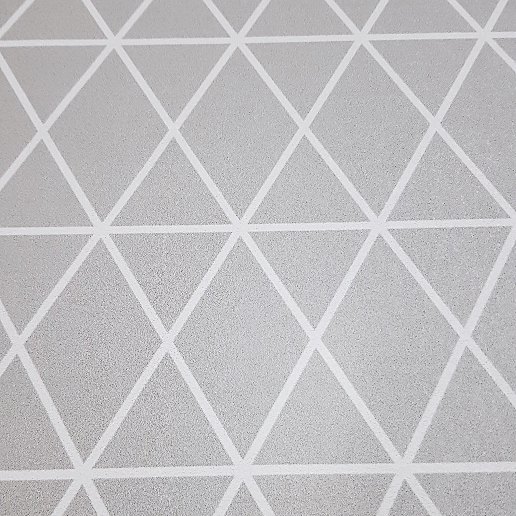 Geometrical grey and white netting/striped wallpaper with triangles and diamonds - Dekoori image 3