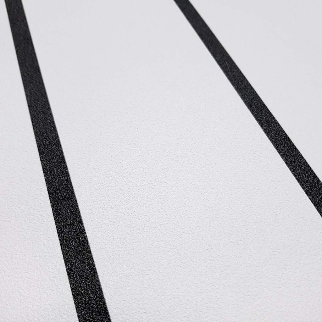 Bílá tapeta s černými svislými proužky šířky 1 cm - Dekoori obrázek 4
