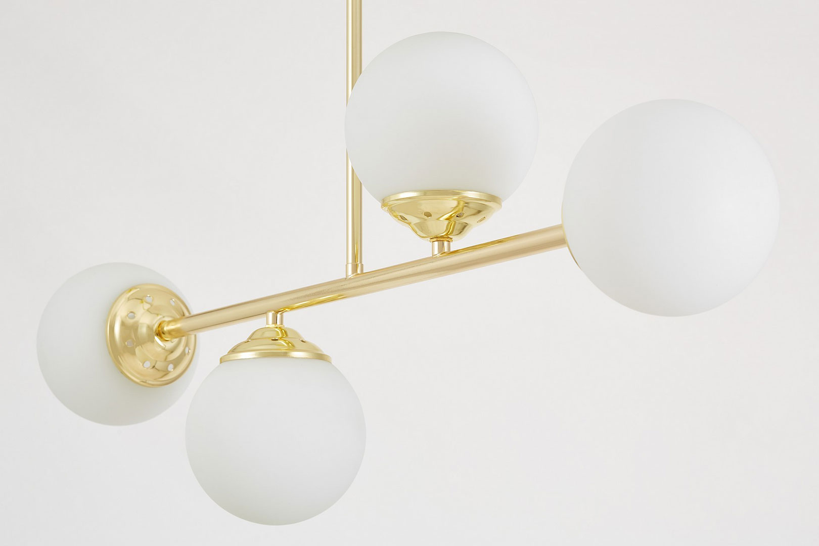 Złota lampa wisząca na rurce z białymi szklanymi kulistymi kloszami, klasyczne złoto - FINO - Lampit zdjęcie 3