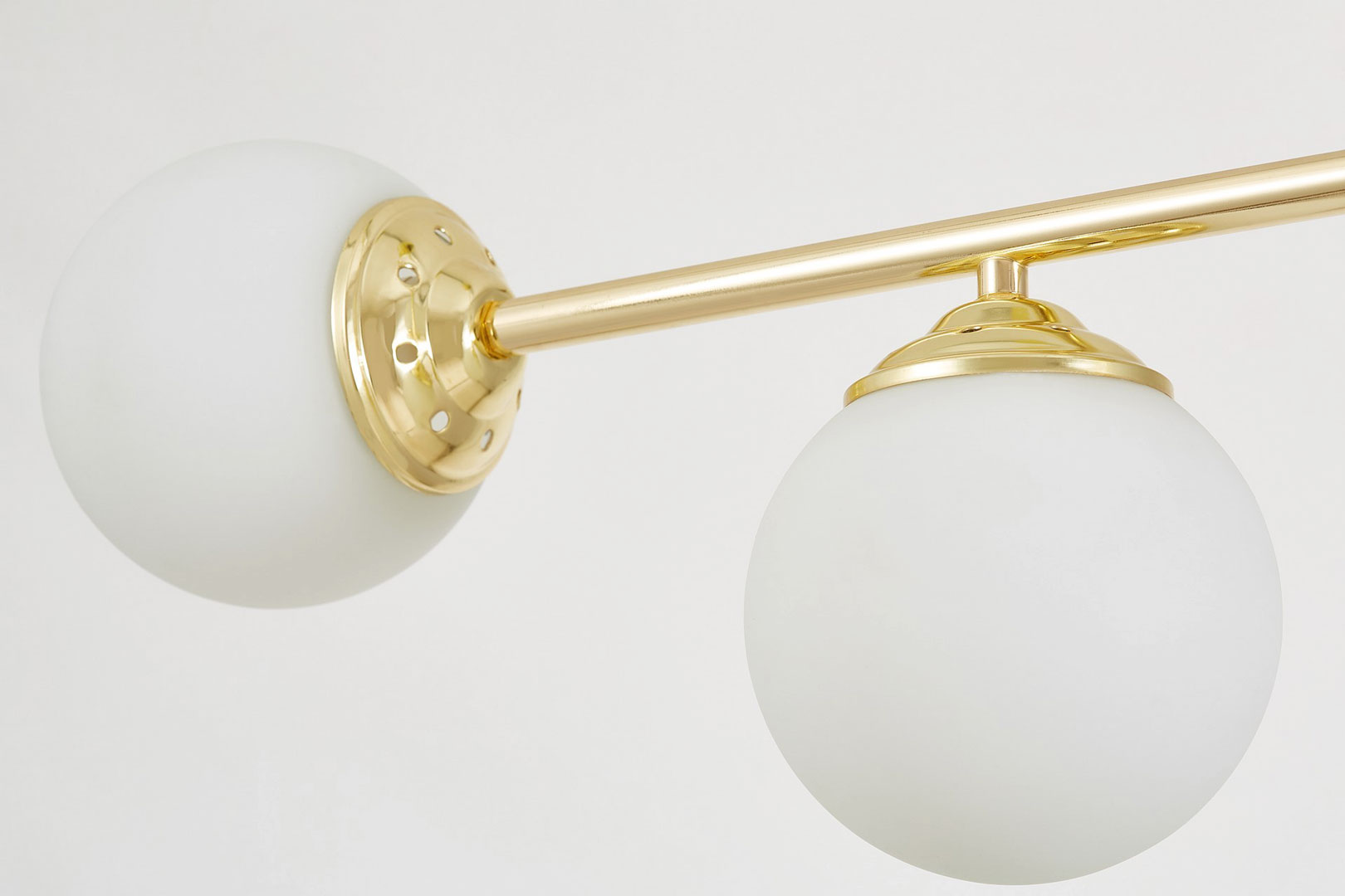 Złota lampa wisząca na rurce z białymi szklanymi kulistymi kloszami, klasyczne złoto - FINO - Lampit zdjęcie 4