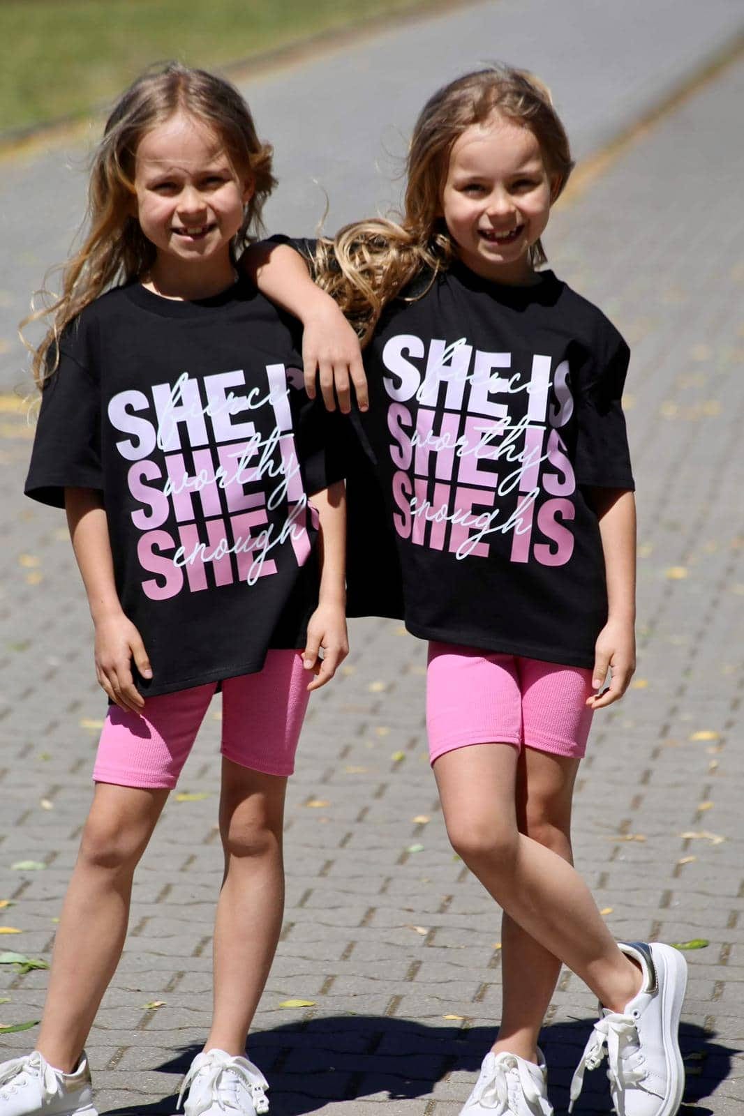 T shirt She Is Czarny - karmelowybutik zdjęcie 3