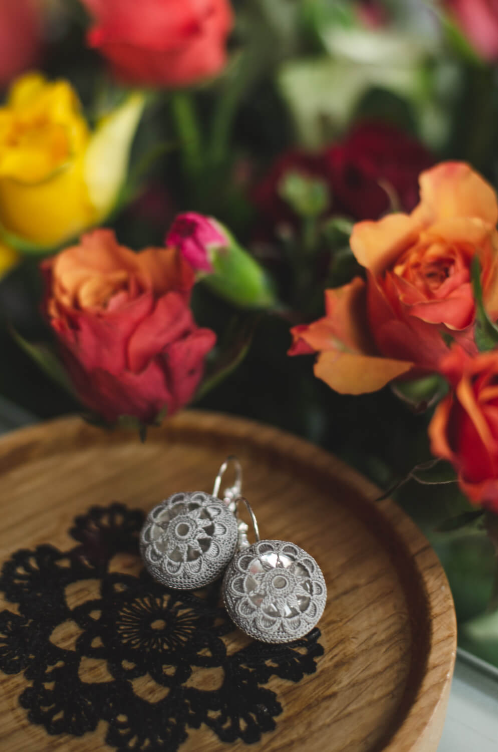 Komplet biżuterii z koronki koniakowskiej OKRĄGŁY SZARY - Mariola Wojtas zdjęcie 3
