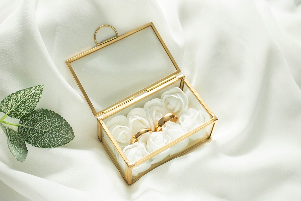 Szkatułka, pudełko na obrączki - złota, szklana z różami zdjęcie 1